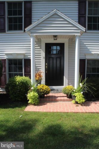 2482 Creek View Dr, Lancaster PA  17602-1451 exterior