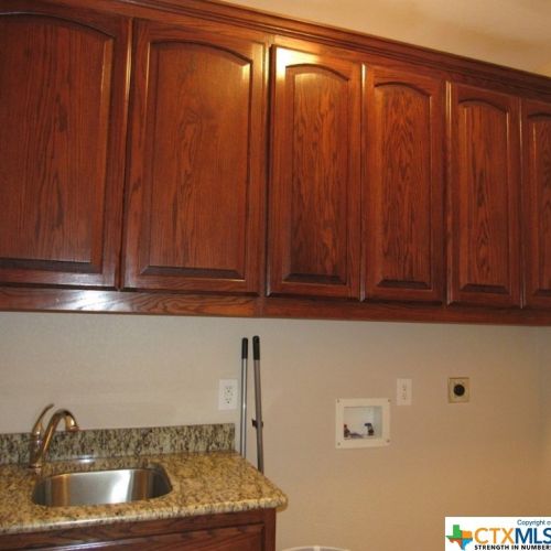 656 Oakcreek Pkwy, Seguin TX  78155-5172 exterior