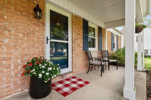 2 Bernard Ct, Buffalo Grove, IL 60089-1901
