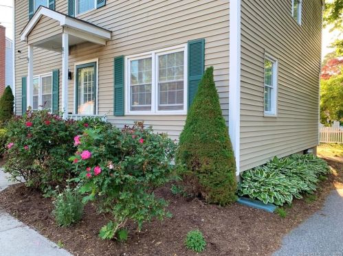 11 Spring St, Gales Ferry, CT 06335-1450