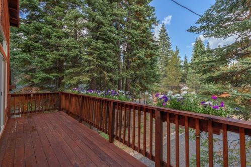 13963 Copenhagen Dr, Truckee CA  96161-6633 exterior