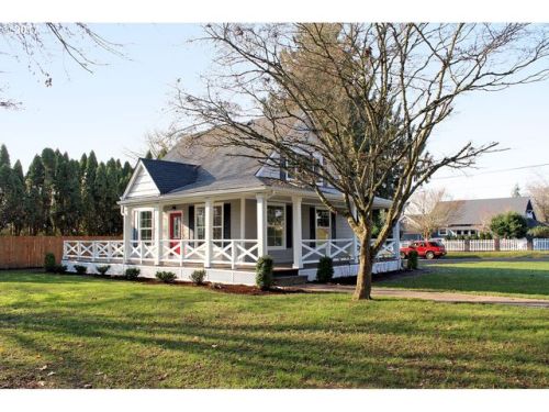 1074 Lincoln St, Woodburn OR  97071-3834 exterior
