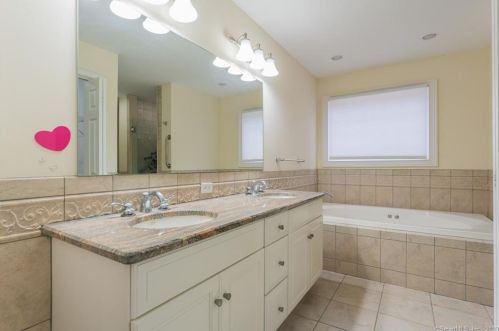 5 Stonewall Rd, Colchester CT  06420-4135 exterior