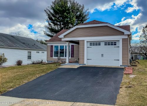 5 Sandhurst St, Lakehurst, NJ 08759-6607