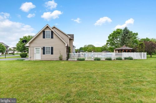 22 Meade Dr, Carlisle PA 17013-8141 exterior