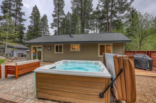 10614 Pine Cone Dr, Truckee CA  96161-3130 exterior