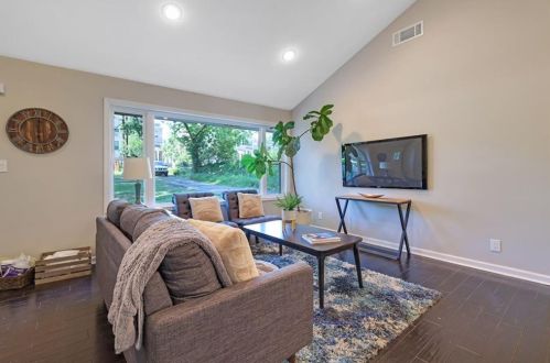 1976 Dering Cir, Atlanta GA  30345-1612 exterior