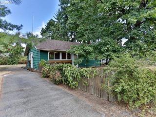 12733 Holladay St, Portland, OR 97230-2326
