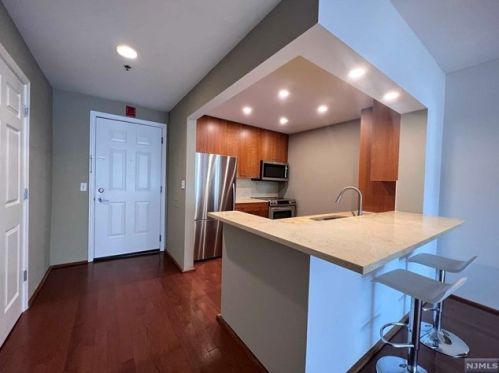 3211 City Pl, Edgewater NJ  07020-3149 exterior