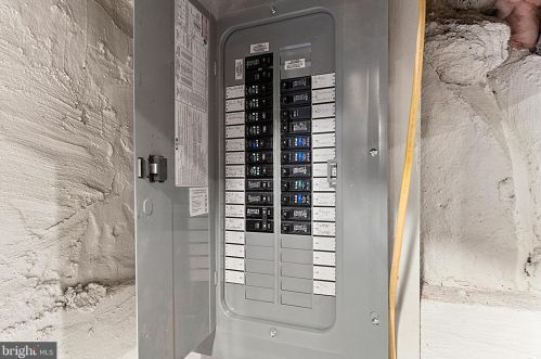 609 61 St, Philadelphia PA 19142-3402 exterior