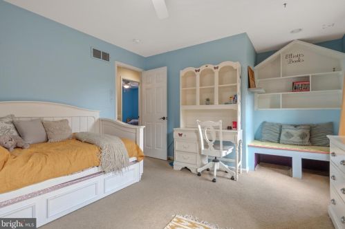 1827 Krystle Dr, Lancaster PA  17602-4149 exterior