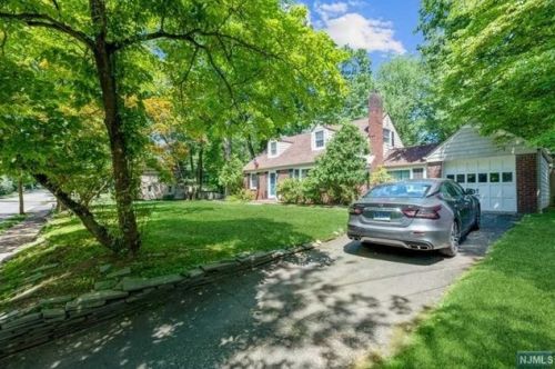 111 High St, Closter, NJ 07624-1024