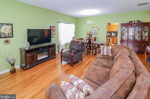 87 Wagon Wheel Ln, Columbus, NJ 08022-1100