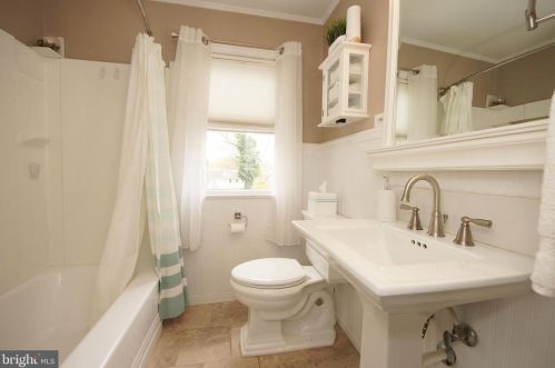 41 Holt Cir, Trenton NJ  08619-1605 exterior