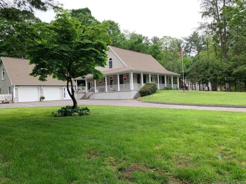 39 Center St, Windsor, CT 06095-1403