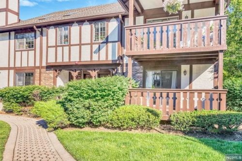 2508 Hemingway Ln, Mahwah, NJ 07430-2329