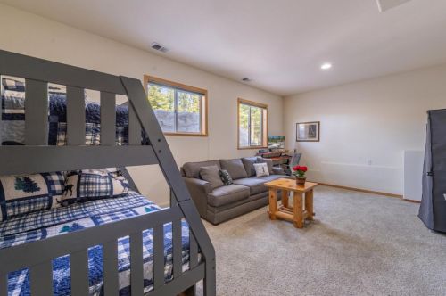 13610 Hillside Dr, Truckee CA  96161-6867 exterior