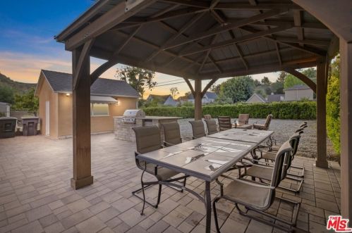 2417 Glenoaks Blvd, Glendale CA  91206-3027 exterior