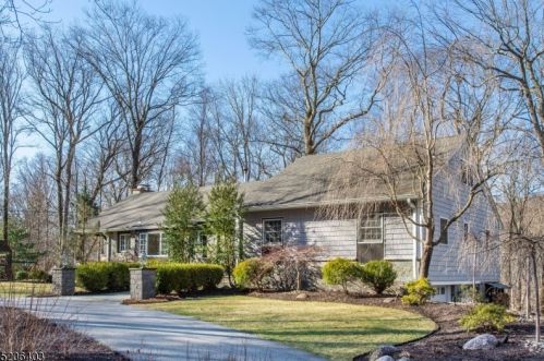 513 Pepperidge Tree Ln, Kinnelon, NJ 07405-2223