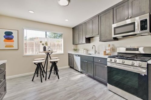 802 Calderon Ave, Mountain View, CA 94041-2466