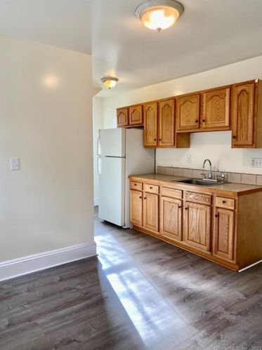 16 Cottage St, Derby CT  06418-1502 exterior