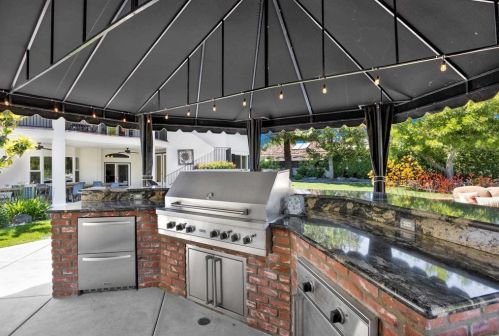 1156 Sugarbush Dr, Vista CA 92084-7464 exterior