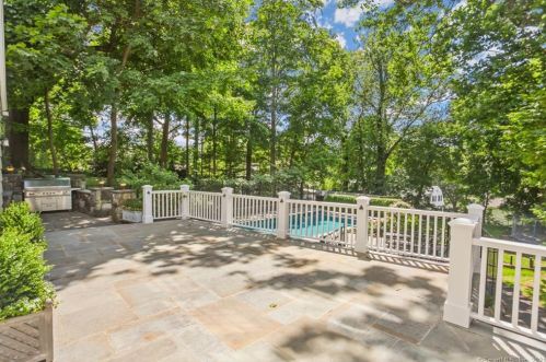 110 Patterson Ave, Greenwich CT  06830-4622 exterior