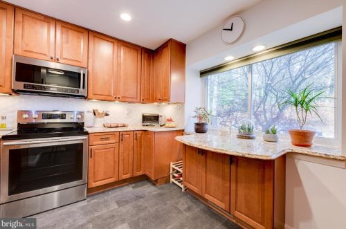 2359 Millennium Ln, Herndon, VA 20191-2957