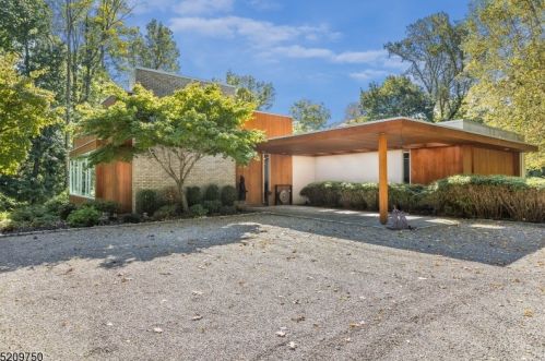 16 Tulip Ave, Town Center, NJ 07052-4964