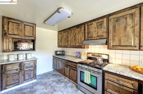 3439 Pine St, Hayward, CA 94546-5909