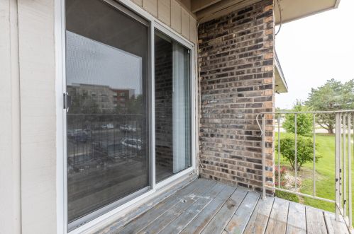 876 Crimson Ct, Wheeling IL  60070-2359 exterior