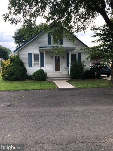 135 Raines St, Rig, WV 26836-1027