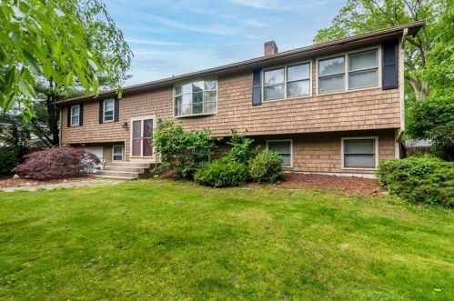 16 Orly Dr, Warwick, RI 02889-2010