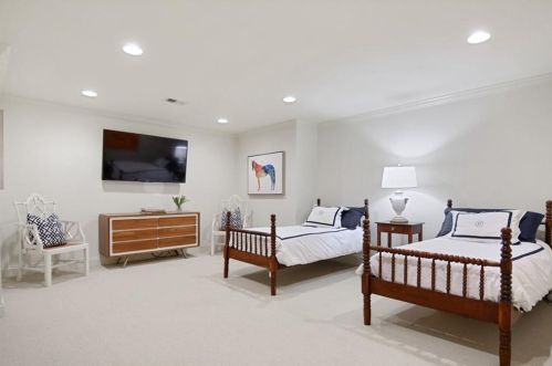 2672 Ellwood Dr, Atlanta GA  30305-3866 exterior