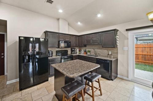 120 Geronimo Cv, Uhland TX 78640-4622 exterior