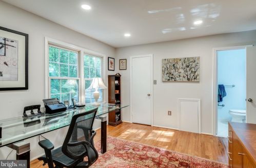 2333 Rosedown Dr, Herndon VA  20191-1631 exterior