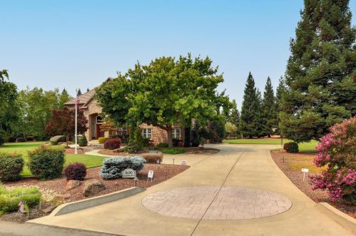 8690 Chambray Rd, Elk Grove, CA 95624-9373