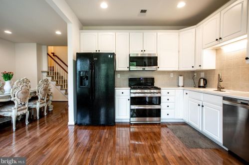 9 Nestlewood Way, Princeton NJ  08540-6132 exterior