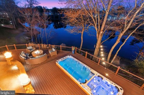 5255 Daybreak Ln, Woodbridge, VA 22193-5851