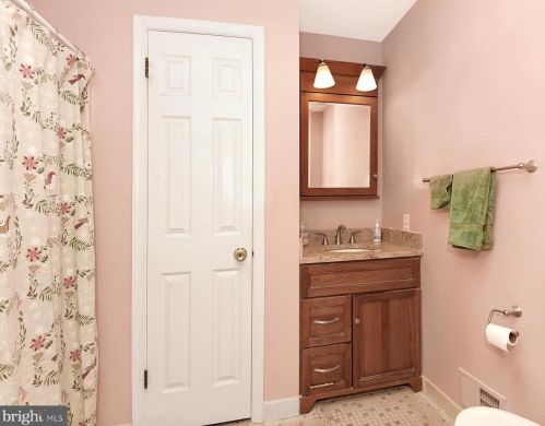 1 Shirley Ln, Trenton NJ 08648 exterior