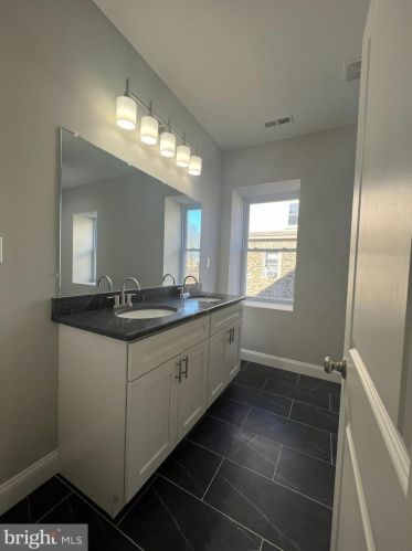 6805 11 St, Philadelphia PA 19147-1244 exterior