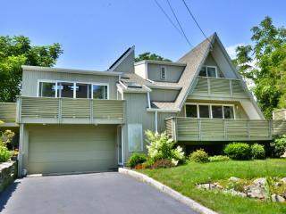 110 Tuttles Point Rd, Guilford, CT 06437-3537