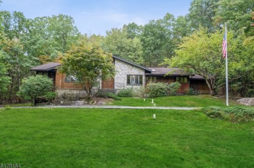 76 Green Hill Rd, Kinnelon, NJ 07405-2134