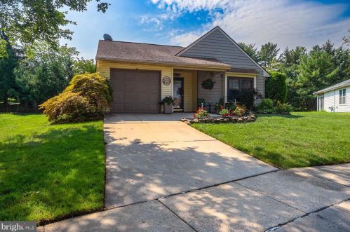 26 Meadowwood Ct, Columbus, NJ 08022-1026