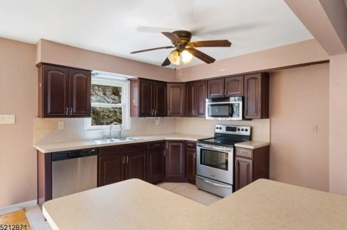 2 Hickory Ln, Andover, NJ 07821-2220