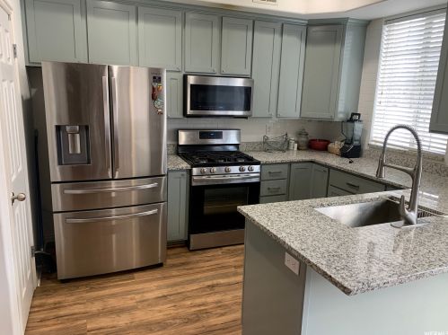 6343 Traveler Ln, Taylorsville UT 84081-3211 exterior