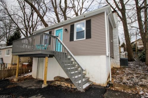 8 Bucknell Trl, Hopatcong, NJ 07843-1760