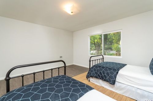 5124 Ln Crescenta Ave, Glendale CA 91214-2117 exterior