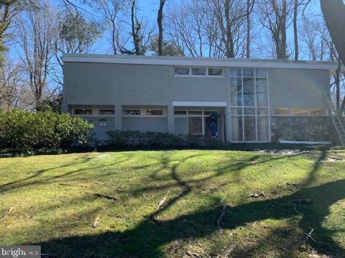 6517 Crosswoods Dr, Falls Church, VA 22044-1102