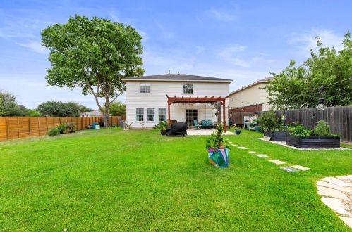 851 Brandi Cir, Uhland TX 78640-5340 exterior